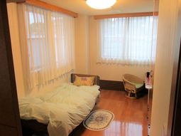 明るい居室の様子