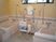 浴室は壁が木目調になっており、浴槽が二つ設置されている。洗い場の周りには縦型の手すりが多数取り付けられている。