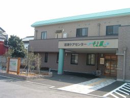 清潔感のある建物のエントランス