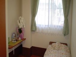 居室のベッドと窓