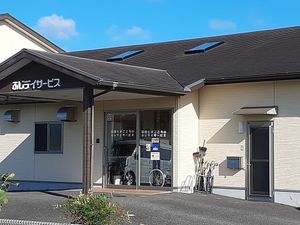 明るい外観の入口  