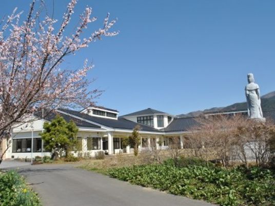 施設外観と桜  