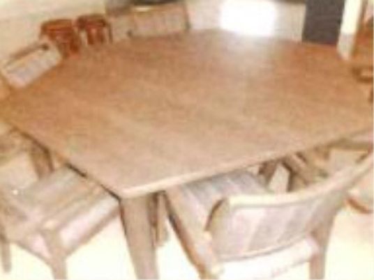 木製テーブルと椅子