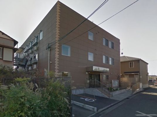 茶色の建物の外観
