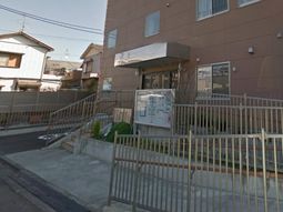 施設の外観と入口