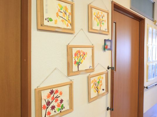 廊下に飾られた手作り絵