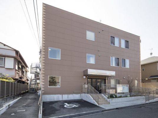 建物正面の外観  