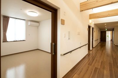 自然光が差し込む廊下