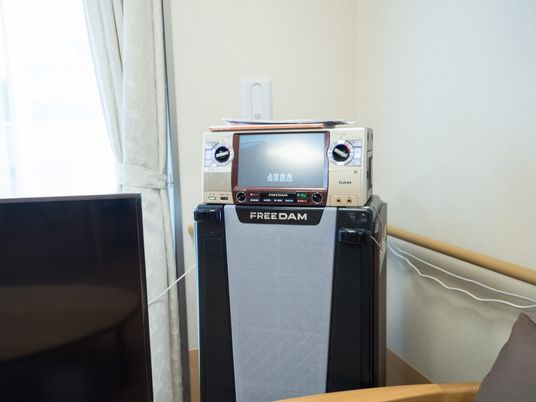 居室に設置されたカラオケ機器