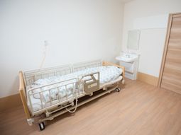 居室のベッドと洗面台