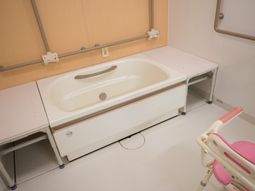 バリアフリーの浴室設備
