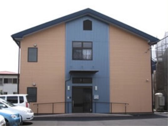 青とベージュの建物の外観