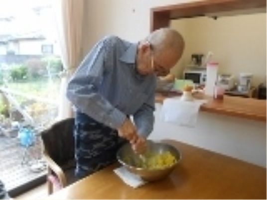 料理する利用者の様子