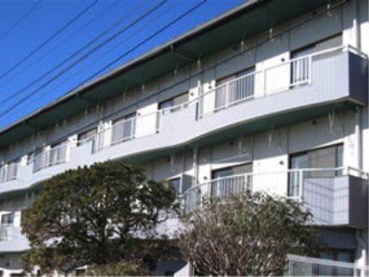 施設の明るい外観