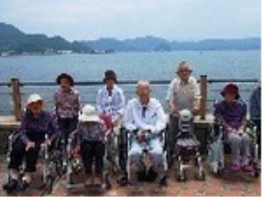 湖畔で過ごす利用者さん