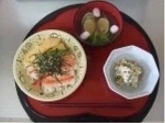お膳の上の和食料理