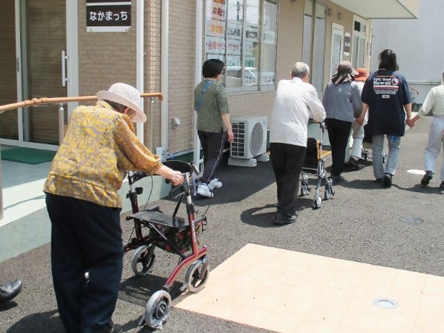 歩行訓練をするご利用者 機能訓練室 ゆったりとした歩道で日々の歩行訓練に励むご利用者様の姿。充実したサポート体制が整っています。