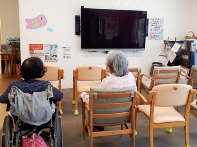 共有スペースで寛ぐ様子 ラウンジ ゆったりとした椅子に座り交流を楽しむ方々のくつろぎのひととき。明るい雰囲気の休憩スペースです。