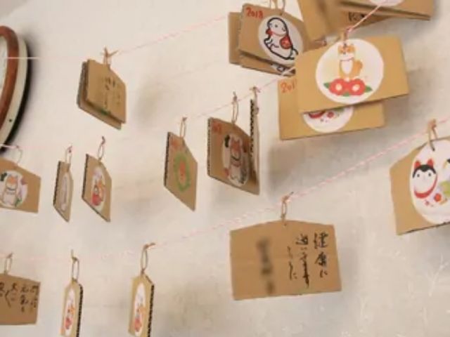 縁起物の飾り付け ロビー 温かみのあるロビーエリアです。壁には季節感溢れる縁起物が飾られ、訪れる人の目を和ませます。