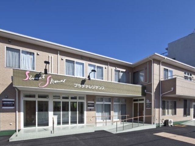 清潔感のある施設の外観 外観 広々としたエントランスが印象的な明るく開放的な建物です。平坦なアプローチでどなたでも安心してお越しいただけます。