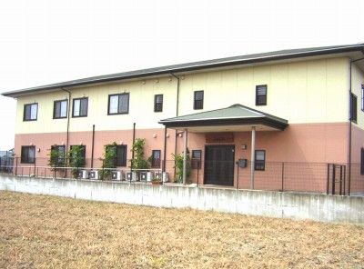 暖かみのある外観の建物
