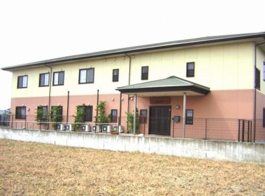 暖かみのある外観の建物