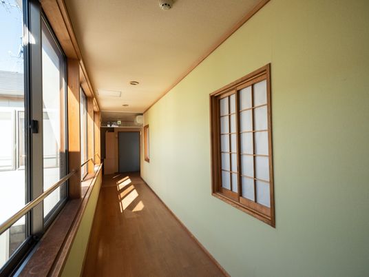 日差しが差し込む廊下