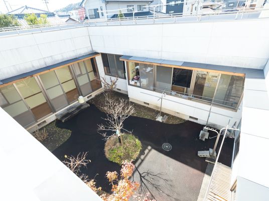 中庭と建物の外観