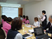 会議室で説明する職員  