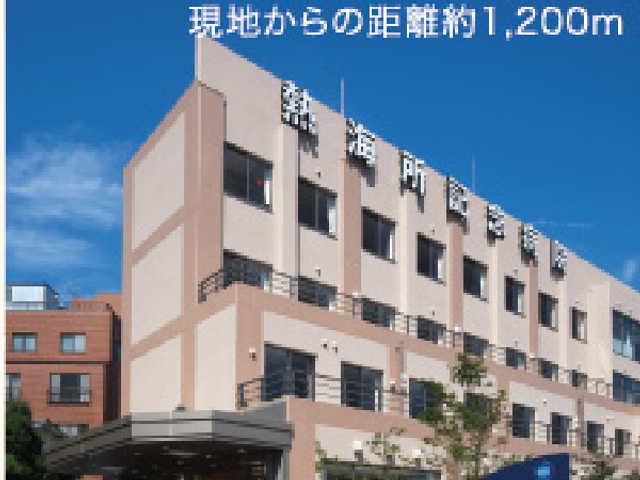 施設外観 外観   青空の下に建つ3階建ての建物です。落ち着いた色合いで、入口前にはひさしが見えます。