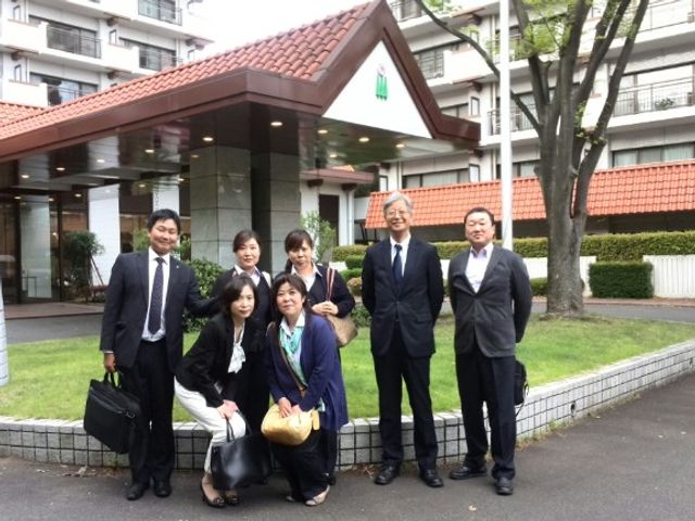 正面玄関前の集合  