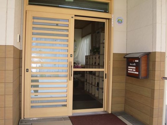 開放的な引き戸のエントランス