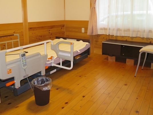 明るい木目調の居室