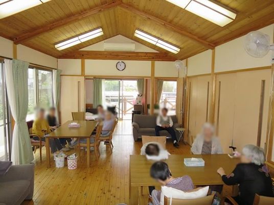 自然光が入るラウンジ