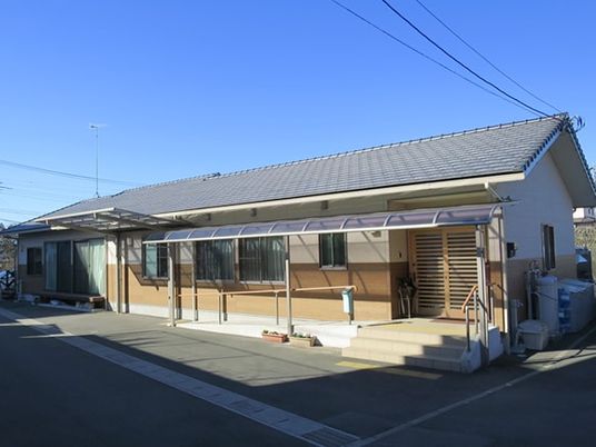 広々とした建物の外観