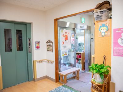 明るいエントランス風景