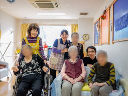 複数人が和やかに笑顔で