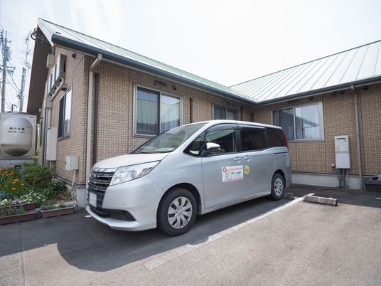 施設前のミニバン外観