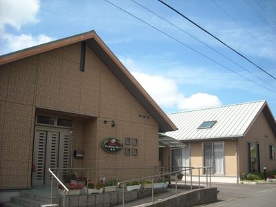 施設の明るい外観