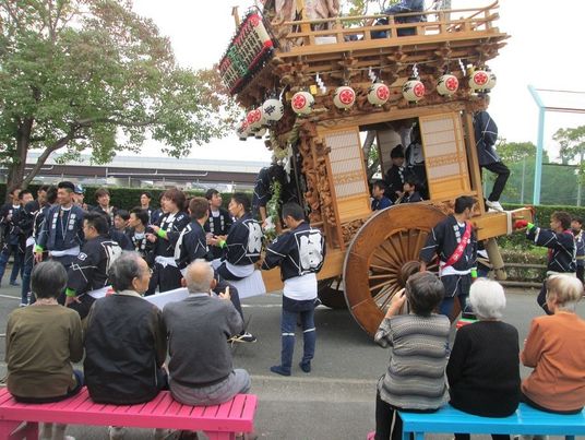 祭りを楽しむ人々