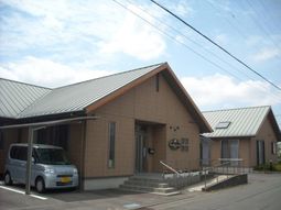明るい日差しの施設外観
