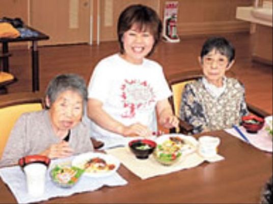 笑顔の食事時間