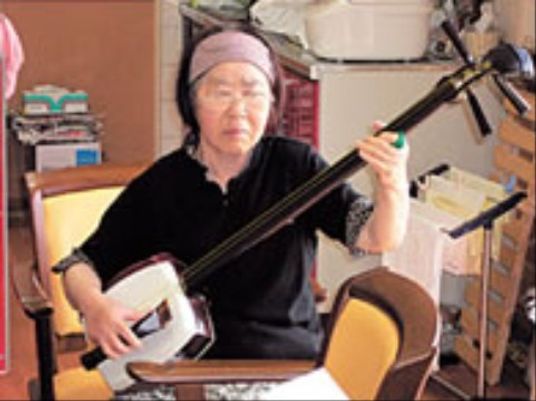 和楽器を奏でる利用者