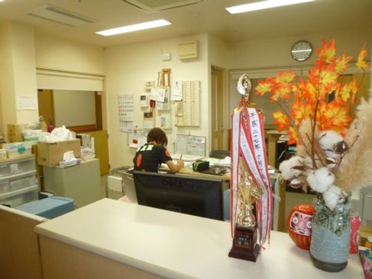 スタッフが作業する受付