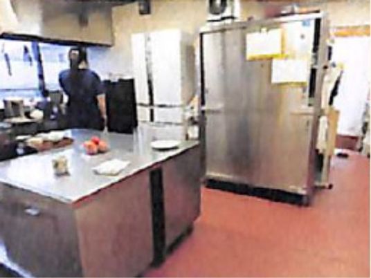 忙しく動くスタッフの厨房