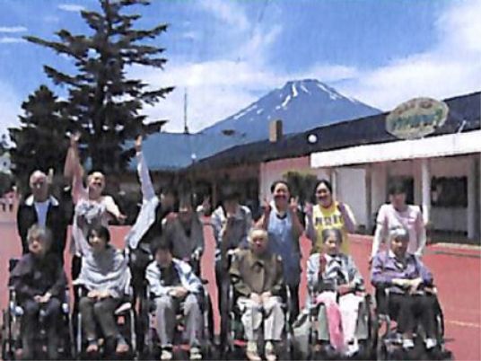 中庭での利用者とスタッフ