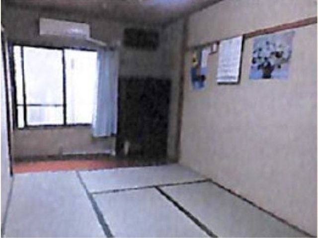 和室の内観 居室 落ち着いた雰囲気の和室で、ゆったりと過ごせます。掲示物もあり、日々の情報共有に役立っています。