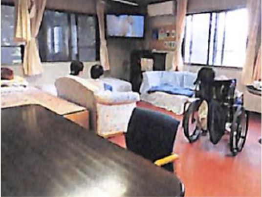 明るい共用ラウンジ風景