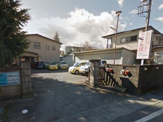 施設の入り口と外観