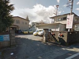 静かな通りの施設外観